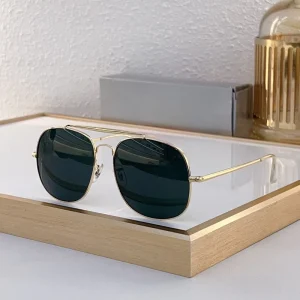 Classic Unisex Sunglasses for Men and Women Traveling