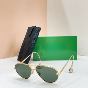 Popular High Quality Sunglasses with Fashionable Design UV protection Luxurious Style Suitable for Casual Wear Women Sunglasses