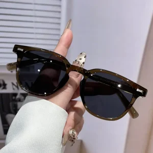 Unisex Retro Sunglasses with Black Frame